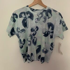 NWT Adidas Loose Fit Boxy Cropped Tee Shirt Size Medium Floral Athletic Easy Fit